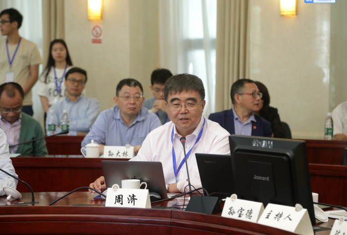論壇主席、中國工程院院士、清華大學周濟教授在論壇上發言