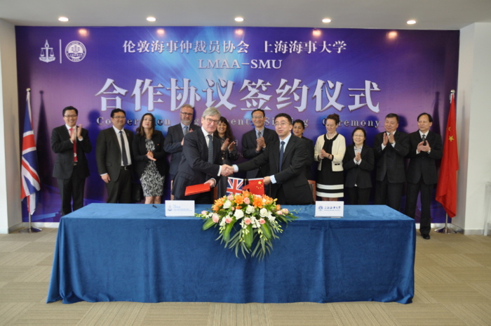 施欣副校長代表學校與伊恩·岡特主席簽署合作協議