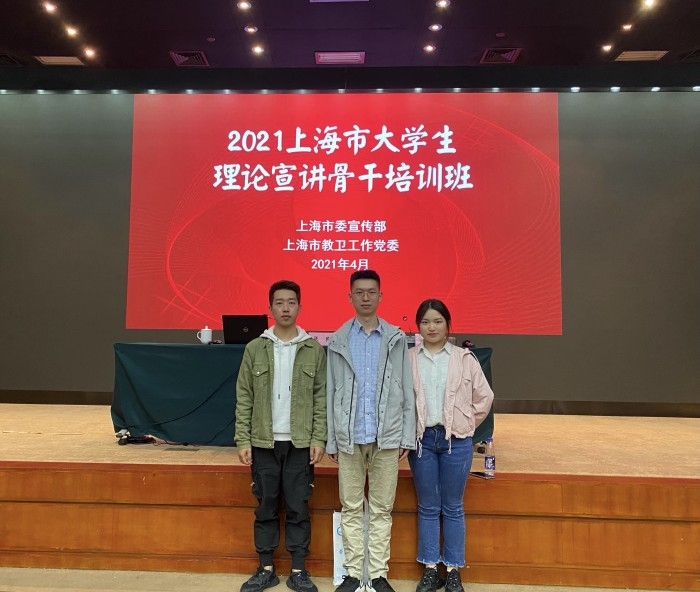 “青政會”指導教師何岸倫及代表宋淑卿、傅煥