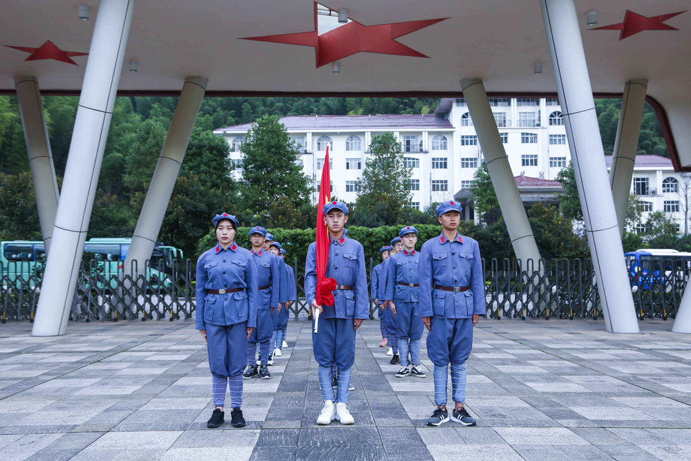海大學生在基地進行升旗儀式