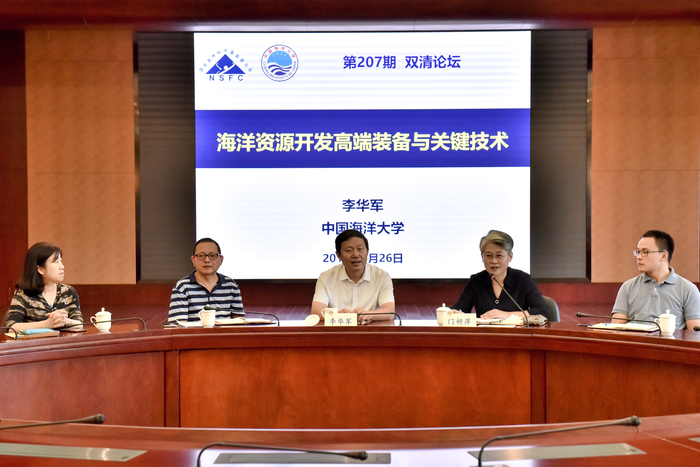 門妍萍副書記主持報告會