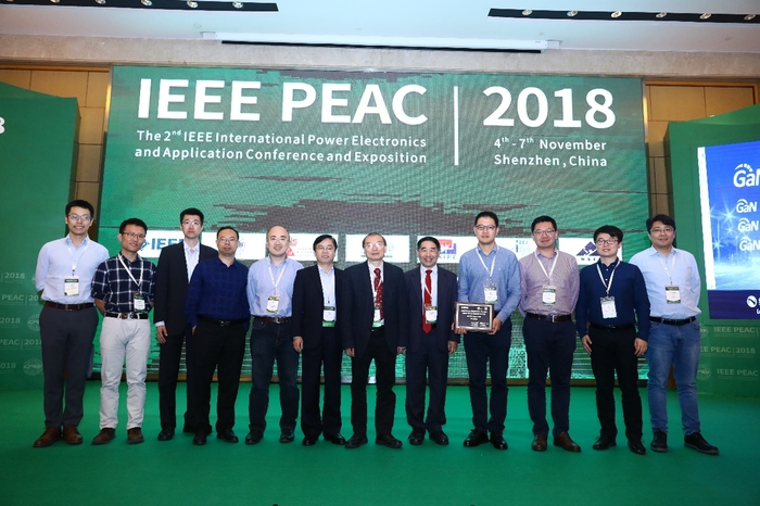 湯天浩教授代表上海分會接受電氣和電子工程師協會（IEEE）頒發的銅牌