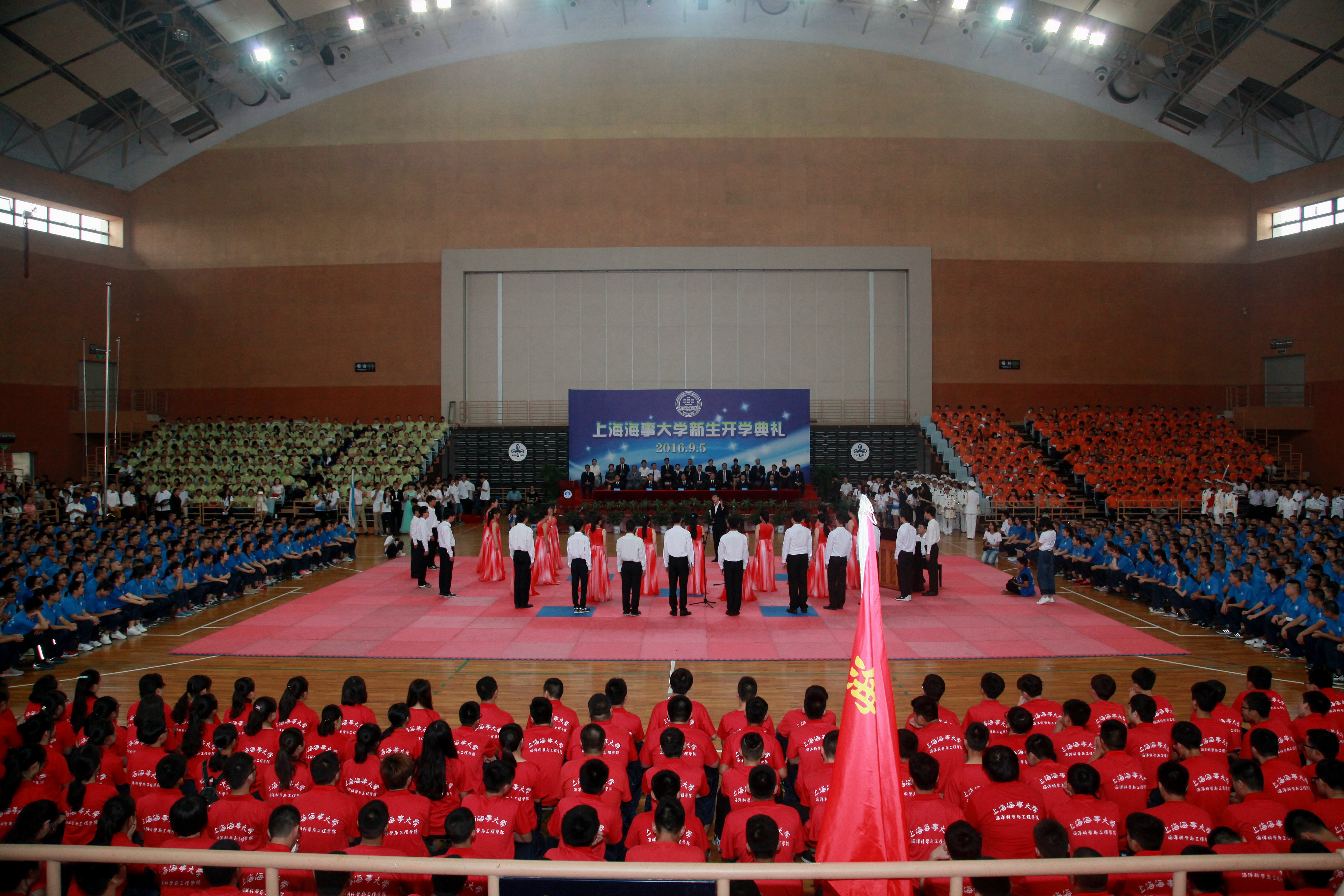 校學生合唱團演唱校歌