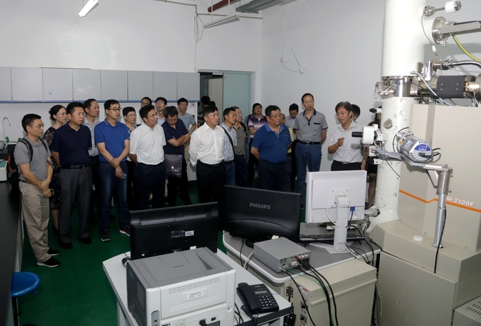 參觀深海裝備材料與防護工程技術研究中心