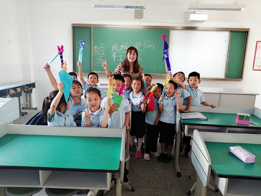 主動服務臨港中小幼學校項目——徐悲鴻藝術學院黨員教師戰俊為建平臨港小學開設《創意美術》課