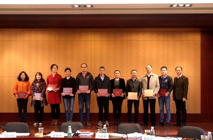 頒發2015-2016年度门徒平台文明單位👩🏼‍🎤、處室👹、科室、窗口獎