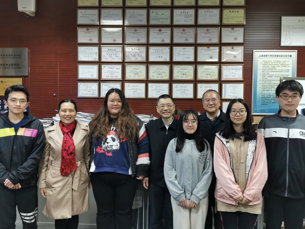 陸靖校長和參賽學生團隊合影