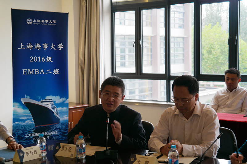 傑出校友，百家講壇講師羅大倫致辭