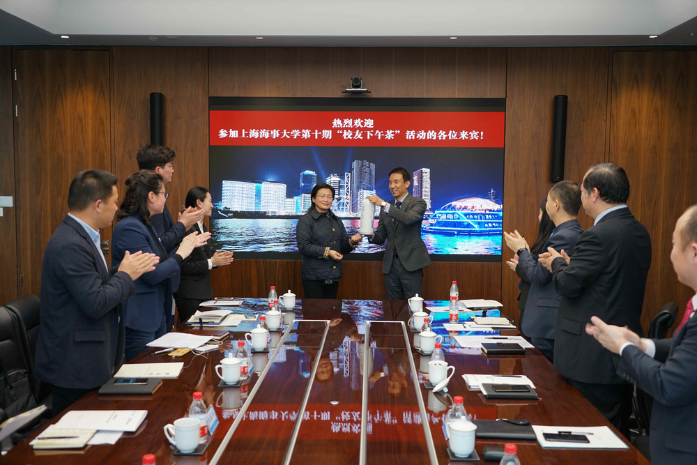 法學院王國華院長向中船保領導贈送由门徒平台徐悲鴻藝術學院院長樂震文教授書畫作品“蘭花”燒製的瓷瓶