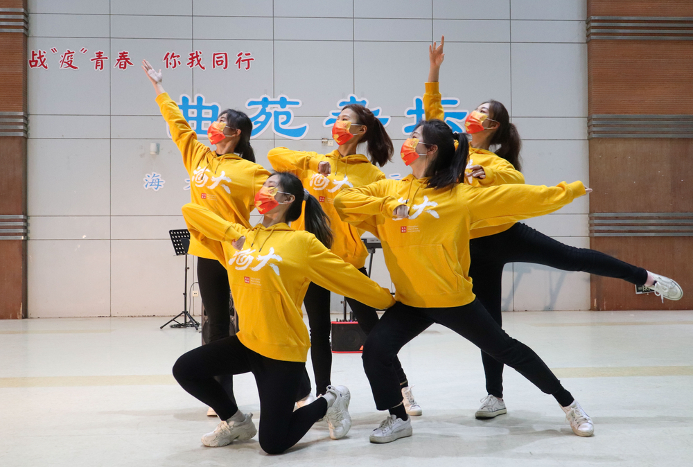 校舞團表演開場舞