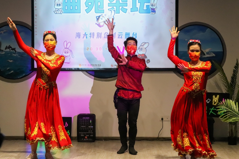 3月21日“曲苑雜壇”雲舞臺輔導員專場🤸🏽‍♂️： 祖力湖瑪爾老師（左）、何岸倫老師（中）⚔️🙅🏻‍♀️、夏克日紮提老師（右）表演民族舞《融合》