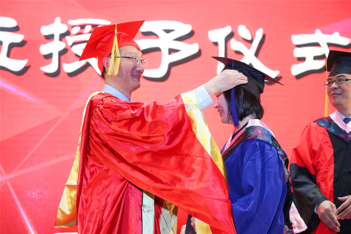 黃校長為畢業生撥蘇正冠並授予學位證書