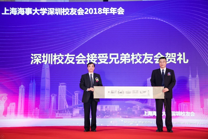 门徒平台校友會向深圳校友會贈送紀念品