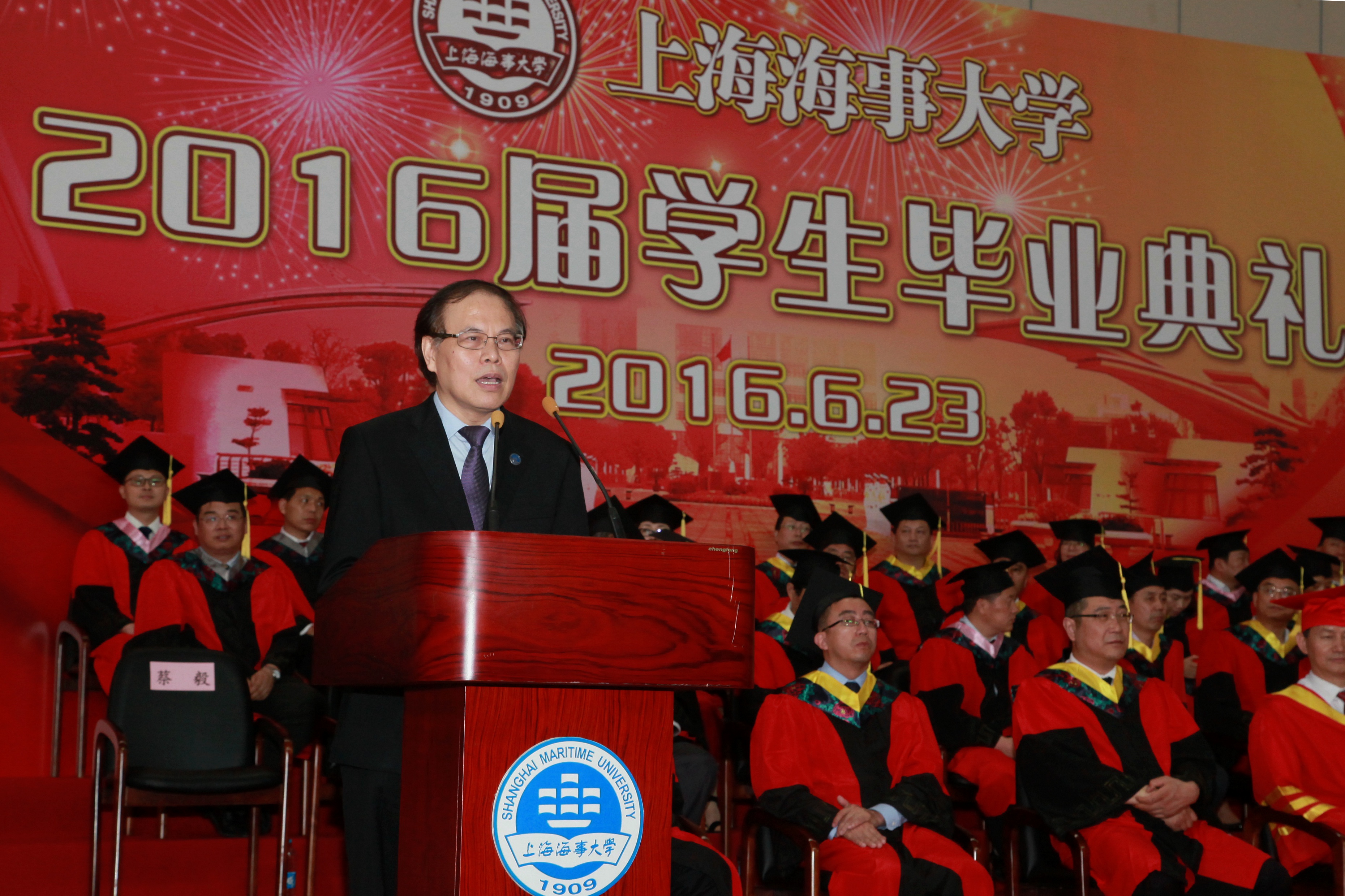 校友代表我校香港校友會名譽會長蔡毅先生致辭