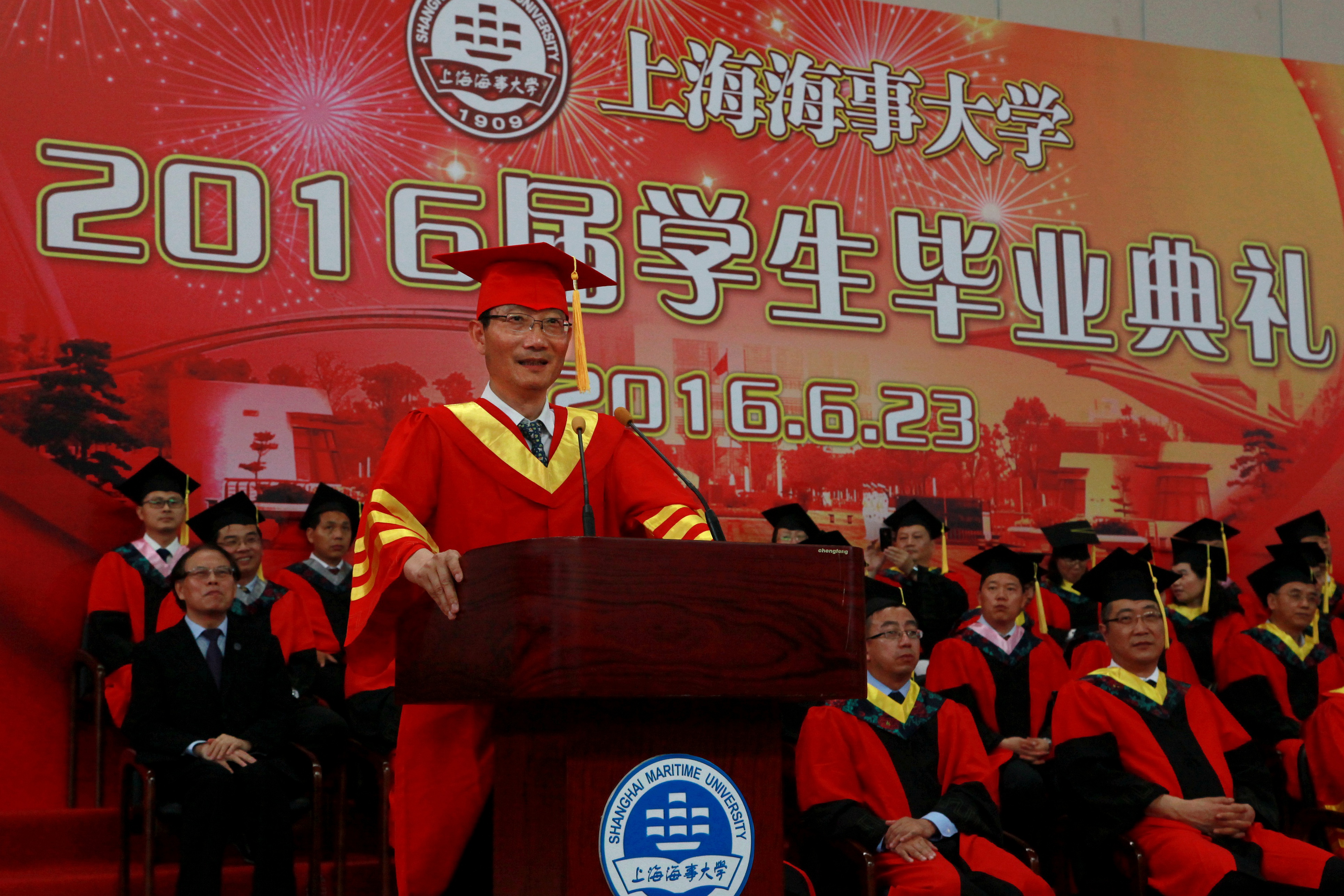 黃有方校長在畢業典禮上作演講