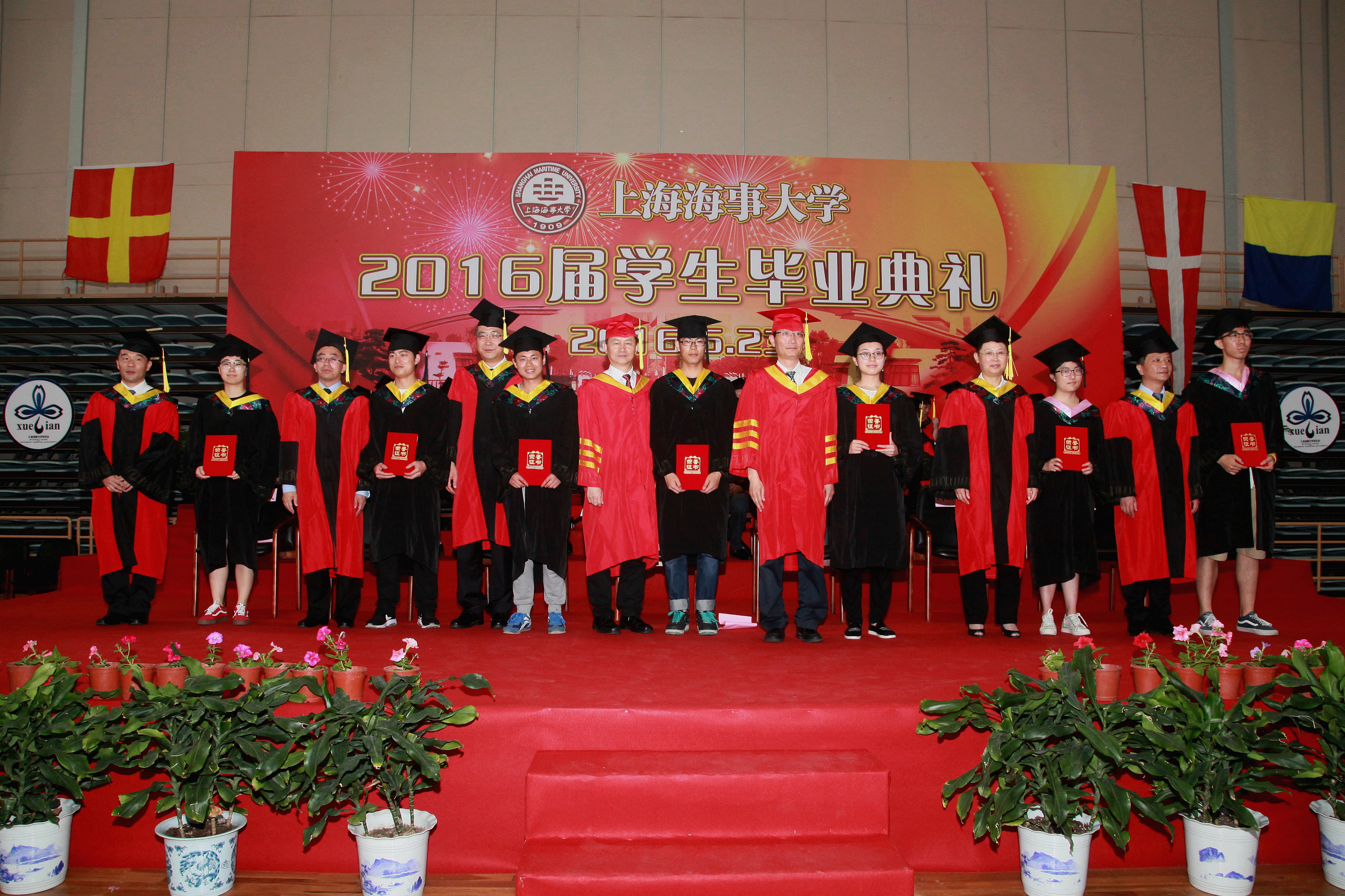 為畢業生頒發畢業證書