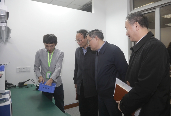 成旦紅副書記一行參觀石中偉同學的公司