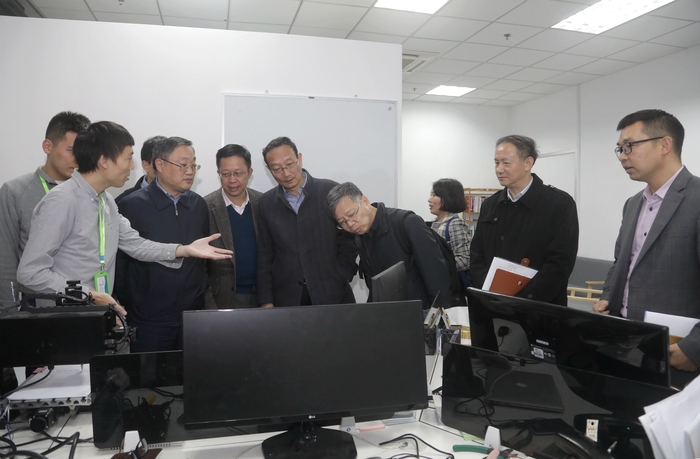 成旦紅副書記一行參觀石中偉同學的公司