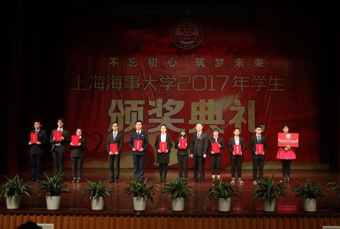 校領導為獲獎學生代表頒獎