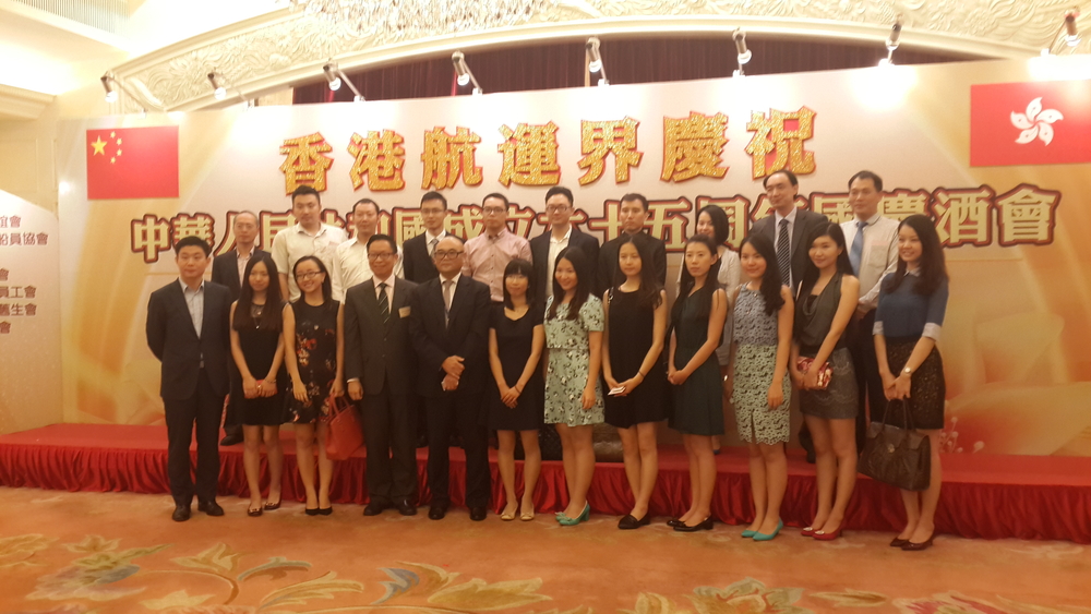 我校在港校友代表出席香港航運界國慶酒會合影
