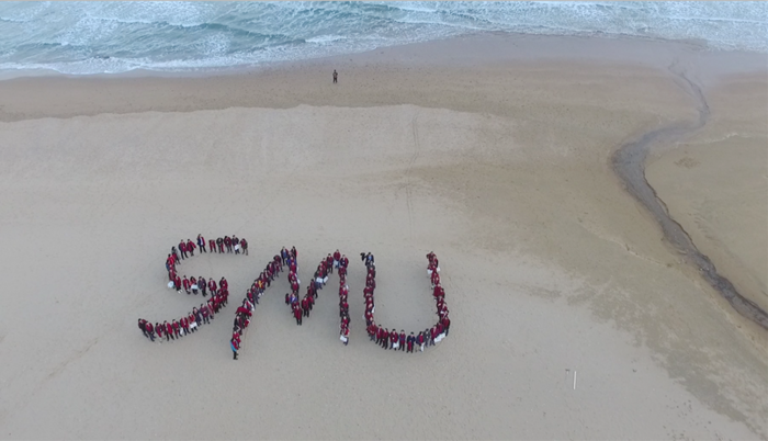 航拍由校友站隊組成“SMU”的合影