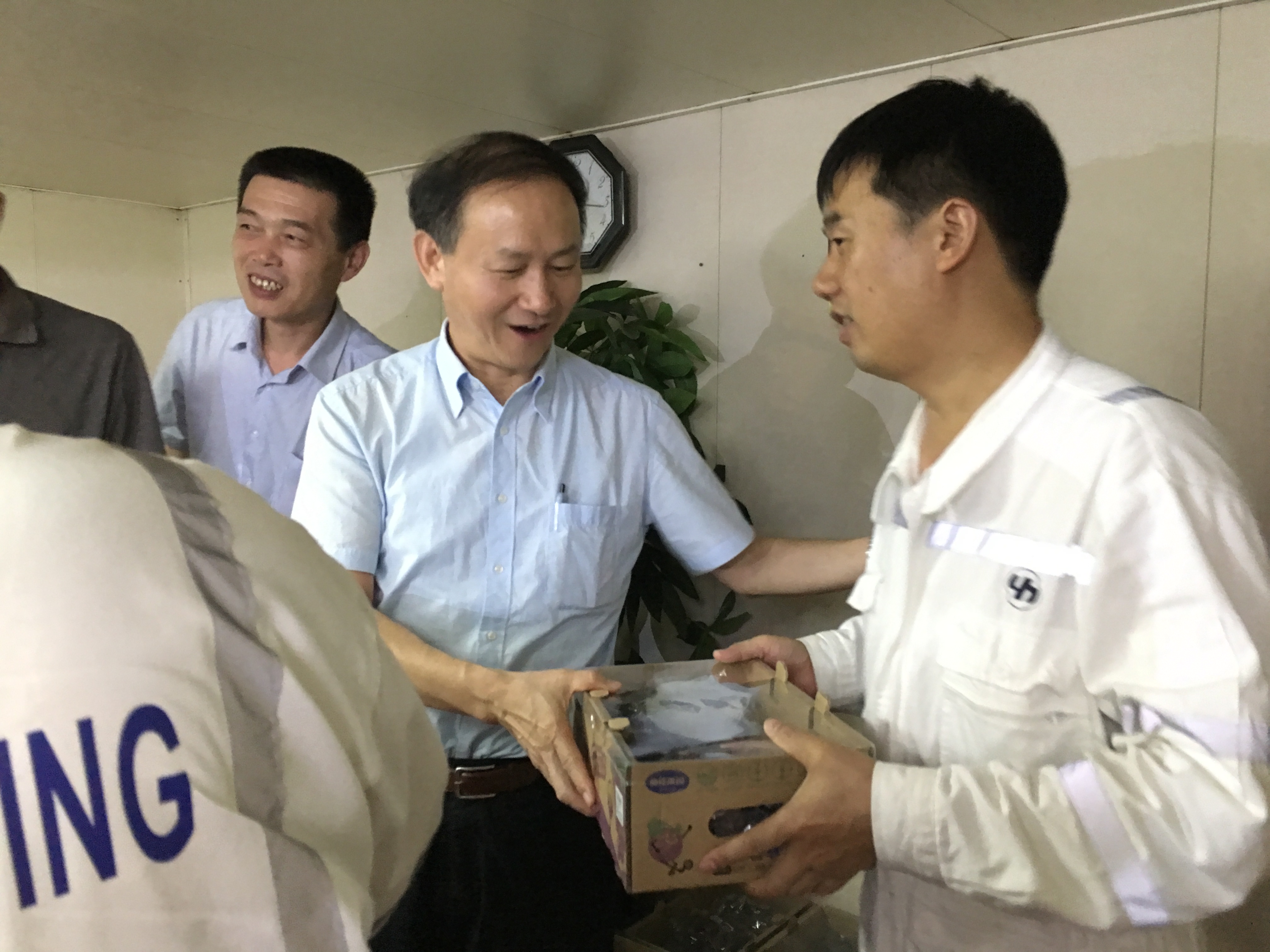 金永興書記一行慰問船員