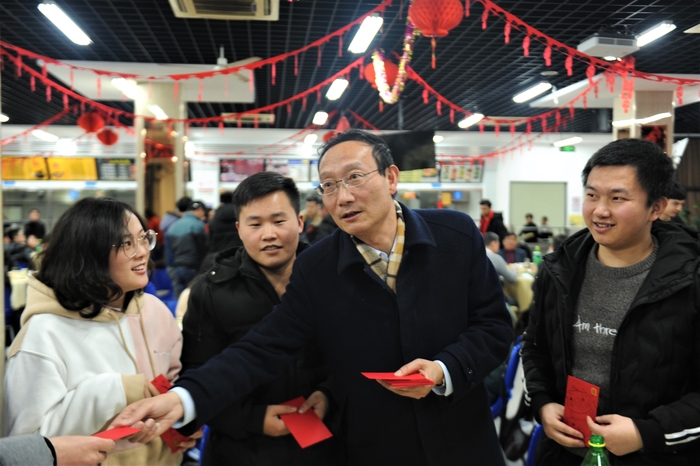  校領導為寒假留校學生發壓歲包