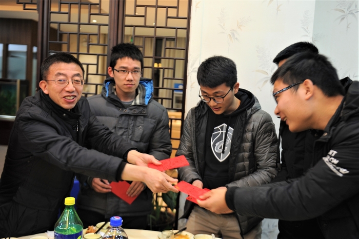  校領導為寒假留校學生發壓歲包