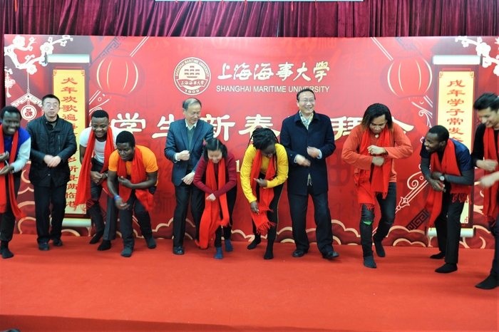 留學生表演節目邀請校領導上臺互動