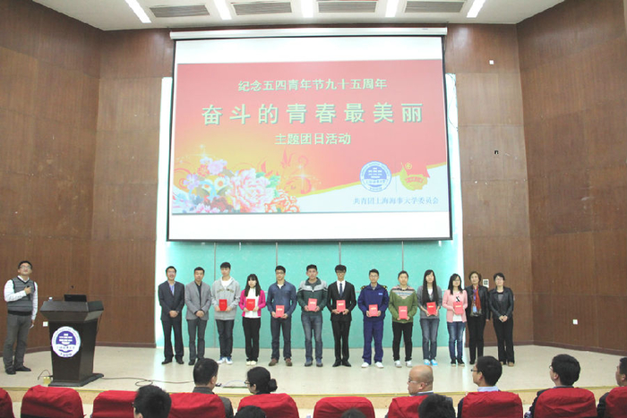 與會嘉賓頒發“優秀團員”“優秀團幹”榮譽證書