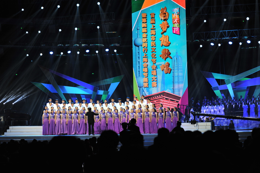 我校合唱團演出