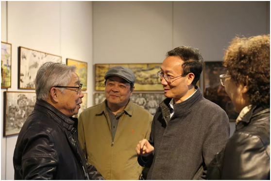 黃有方校長與唐小禾主任在展覽現場交流