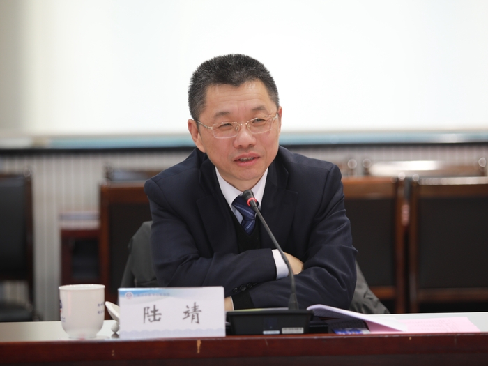 陸靖校長介紹學校總體情況