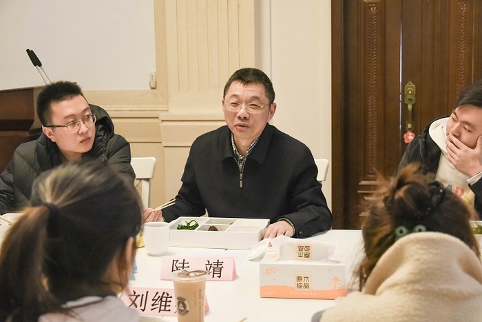 陸靖校長解答學生問題