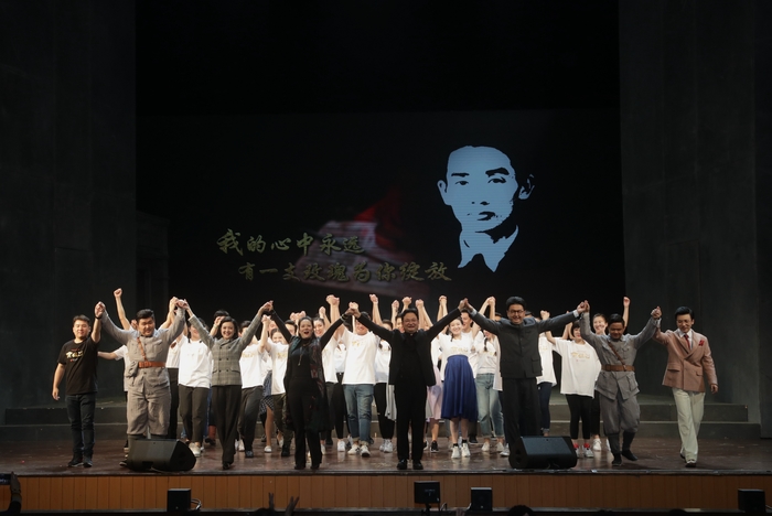 原創民族歌劇《賀綠汀》演出結束演員謝幕