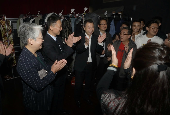 演出結束領導到後臺慰問演職人員並祝賀演出成功