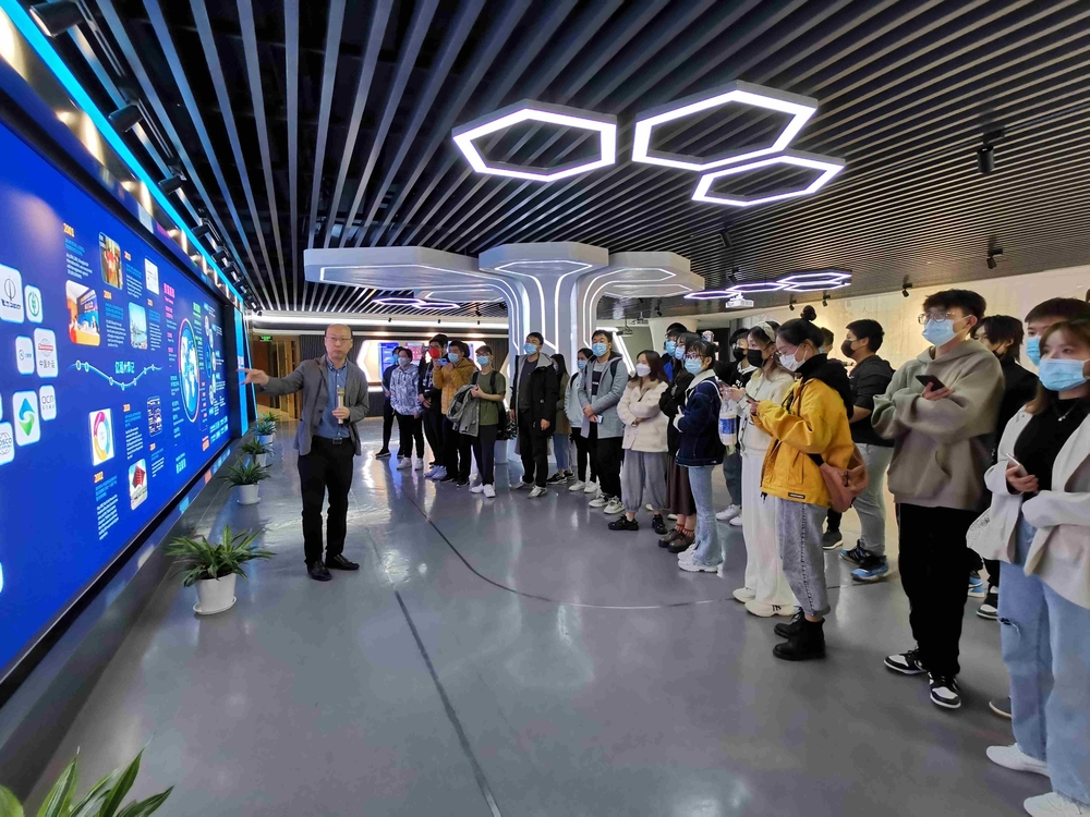 學生前往“企業家輔導員”所在公司開展企業認知實習