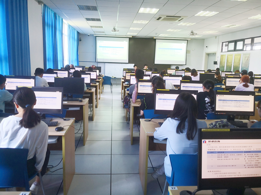 學生參加“企業家輔導員”組織的會計實操比賽