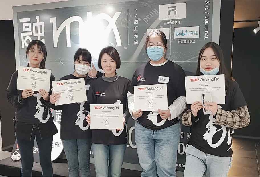 “企業家輔導員”與學生共同參加誌願者活動