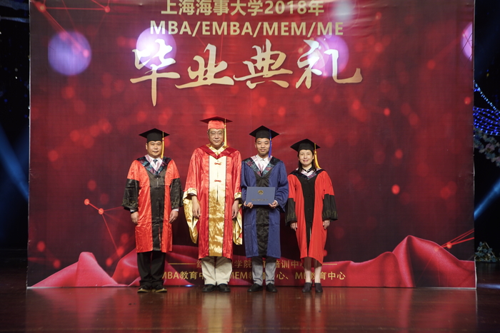 楊萬楓副校長為畢業生頒發學位證書