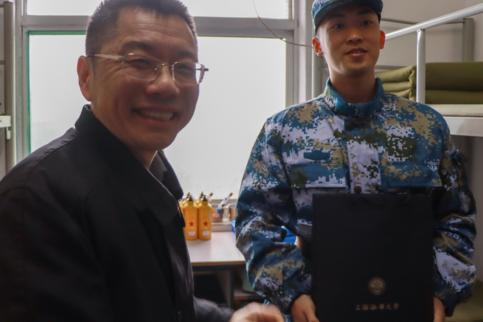 為入伍學生發放慰問品