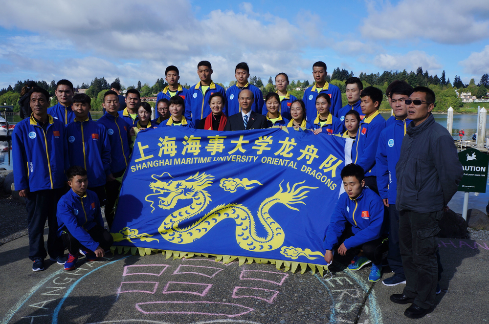 與舊金山總領事及夫人合影