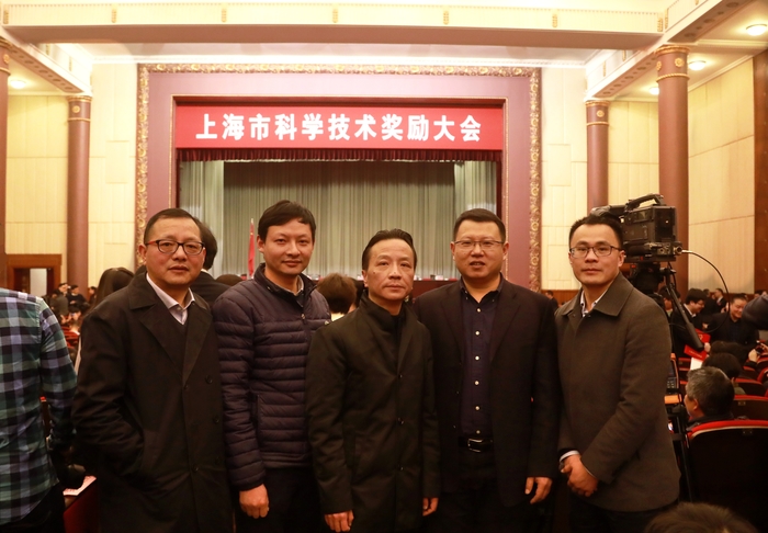 嚴偉副校長與獲獎教師代表及科技處負責人合影