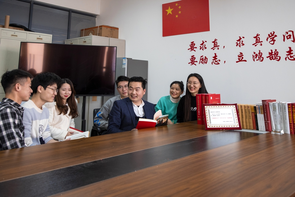 姚昌老師與學生在一起
