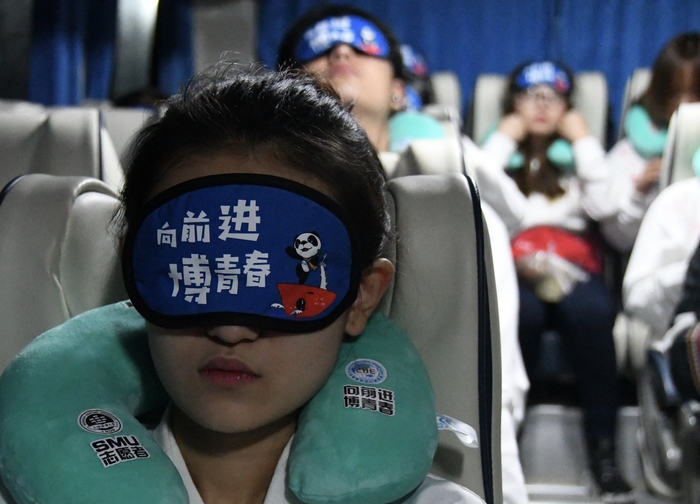 每天來回車程175公裏🧟‍♂️，誌願者在車上抓緊時間睡覺
