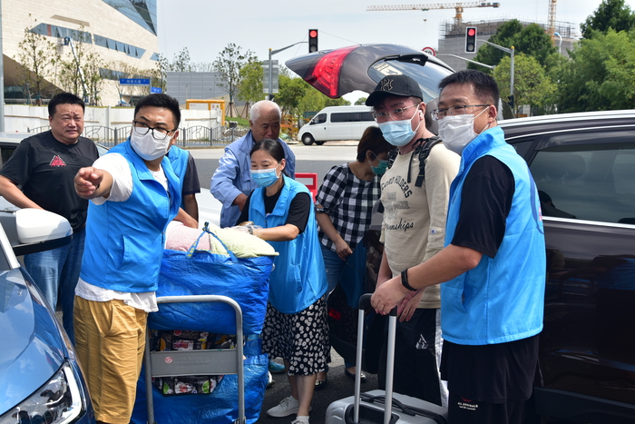 教職工誌願者幫助新生搬運行李