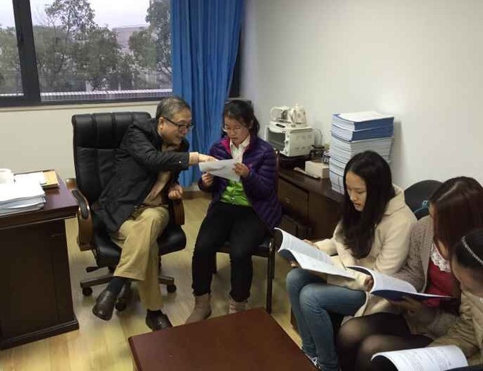 蔣正雄老師給學生做論文指導