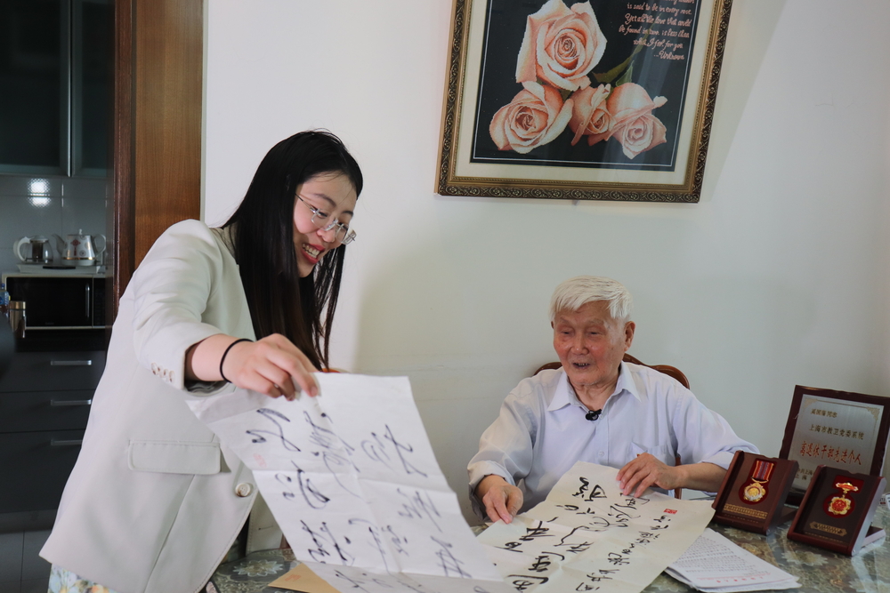 管理交工17級（大四）學生黨支部為奚國藩老同誌送上學生慶祝建黨百年的書法作品