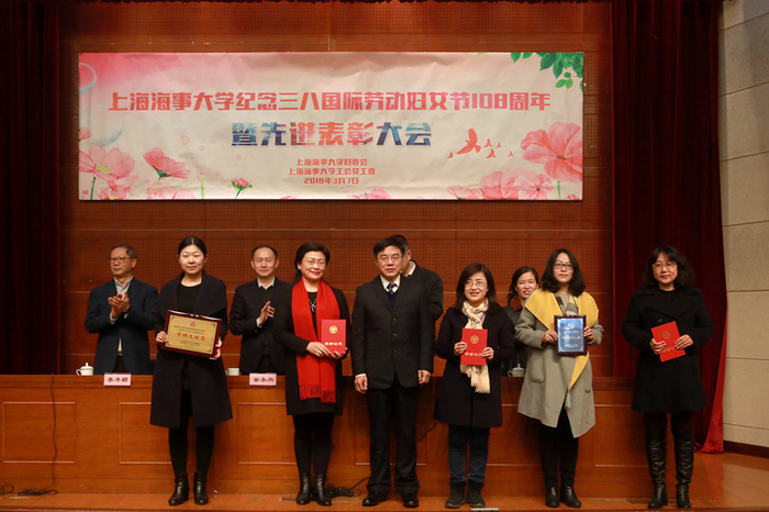 上海市教育系統巾幗建功標兵，上海市教育系統 “比翼雙飛模範佳侶”，上海市教育系統、浦東新區巾幗文明崗，教育系統優秀“婦女小家”獲獎者合影