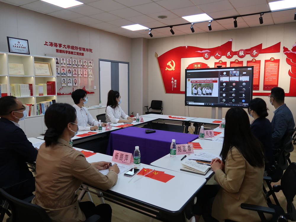 經濟管理學院黨委組織師生認真觀看視頻學習資料